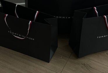 барсетки томми: Продаю два средних пакета Tommy Hilfiger 
цена одного 400 сом