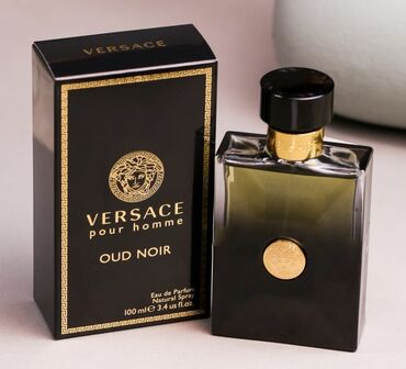 Ətriyyat: VERSACE Oud Noir Isti Və ədviyyatlı Bir kişi ətridir, açılışı acı