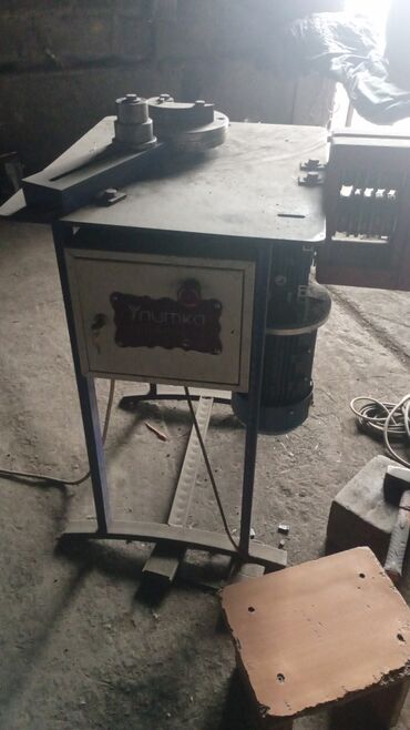 Откатные ворота: Элегантные кованые ворота черного цвета с изящными золотистыми — 6