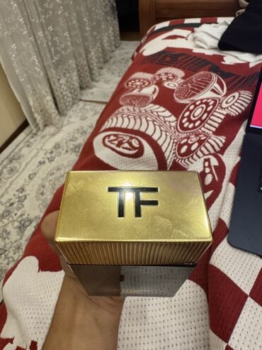 qaş aparatı: Tom Ford Noir Extreme kişilər üçün nəzərdə tutulmuş, qara rəngli şüşə