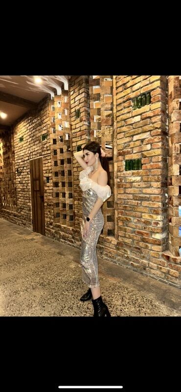 шелковое платье большого размера: Платье миди с пайетками и прозрачными рукавами - Фасон: приталенное