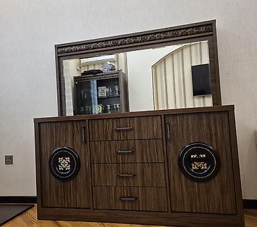 bal qoz qarisimi: Geniş güzgülü vitrin-komod - Material: ağac teksturalı laminat/MDF — 1