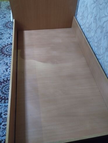 угловой диван из кожзаменителя: Односпальная кровать с бортами - Размер спального места