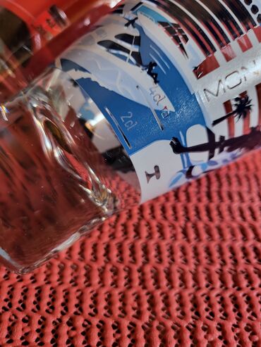 Čaše: Case nove za martini i druga pica, 2006godina,puno staklo. Komada — 11