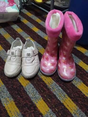Детская обувь: Резиновые сапоги почти новые 27 размер 16.5 см, 600сом кеды 28 размер