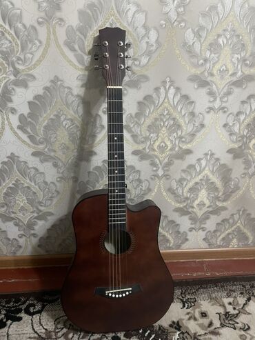 акустическая гитара гибсон: Акустическая гитара с вырезом (cutaway) для удобного доступа к верхним