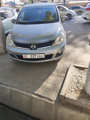 тико автомобиль: Nissan Tiida (седан/хэтчбек) серебристого цвета Характеристики и