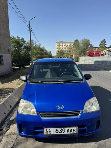 купить машину за 2000 долларов: Хэтчбек Daihatsu Cuore яркого синего цвета. Этот компактный автомобиль