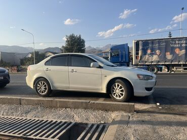дополнительное освещение на авто: Mitsubishi Lancer — белый седан с динамичным дизайном. Особенности: -