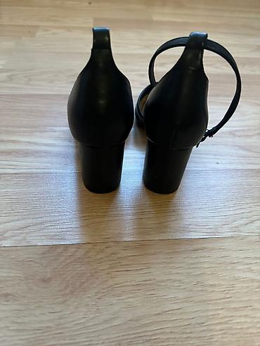 Другая женская обувь: Женская обувь, набор из 2 пар: 1) Черные полусапожки: - Материал — 3