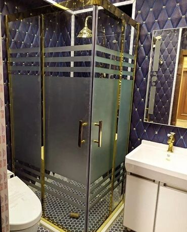 suse qapilar qiymeti: Bu duş kabinəsi qızılı rəngli profilləri və şüşə panelləri ilə hamam
