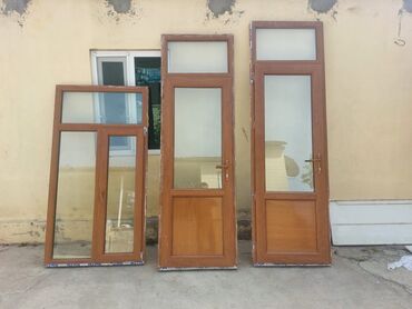 qapllar ev: Plastik qapilar ve pencere. yaxwi veziyyetdedir 150 azn 3 u bir yerde