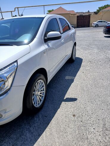 Chevrolet: Chevrolet Cobalt, ağ rəng, sedan gövdə. Xüsusiyyətlər: - Avtomat — 9
