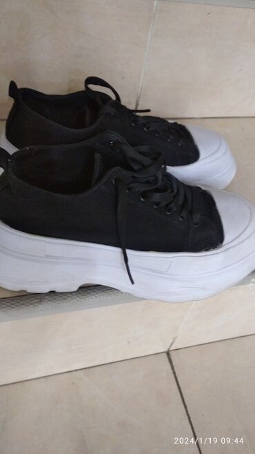 Кроссовки и спортивная обувь: Размер: 38, цвет - Черный, Б/у