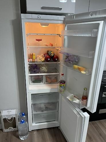 Бытовая техника: Холодильник Indesit, белый, с нижней морозильной камерой. - — 2