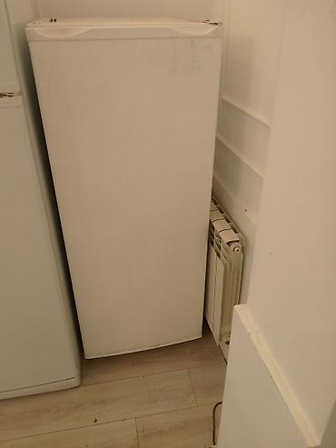 Aşağı yükseklikli tək qapılı məişət soyuducusu. - Rəng: ağ - Üst