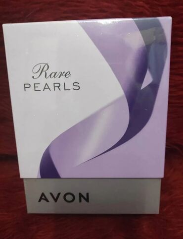 Sadržaj seta: Rare Pearls parfem 50ml Rare Pearls losion za telo