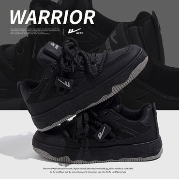 обувь для похода: Кроссовки Warrior выполнены в черном цвете и отличаются массивной