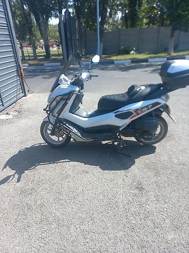 t max: Скутер (макси-скутер) белого цвета с ветровым стеклом и защитными — 4