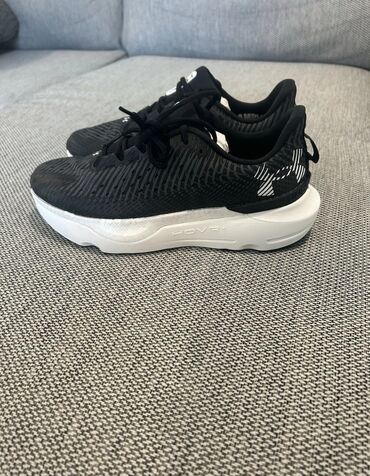kisi paltolari: Qara rəngli, yüngül və rahat Under Armour Infinite Pro idman
