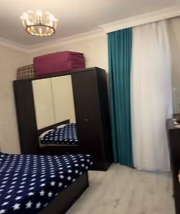 Mənzil kirayələyirəm: 4otaqlı mənzil — - Geniş zal: klassik çilçıraq, divara quraşdırılmış — 2