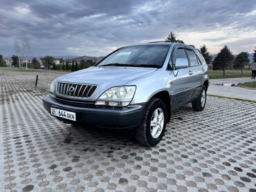 авто последущим выкупом: Серебристый внедорожник Lexus RX 300, оснащенный рейлингами на крыше и