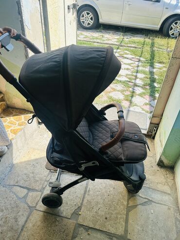 срочно продам коляску: Балдар арабасы, түсү - Кара, Колдонулган
