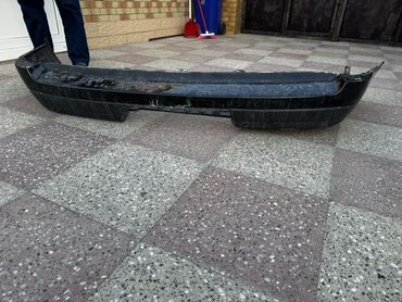 Radiatorlar: Qara rəngdə Range Rover markalı avtomobil üçün bamper və kapot. Bamper