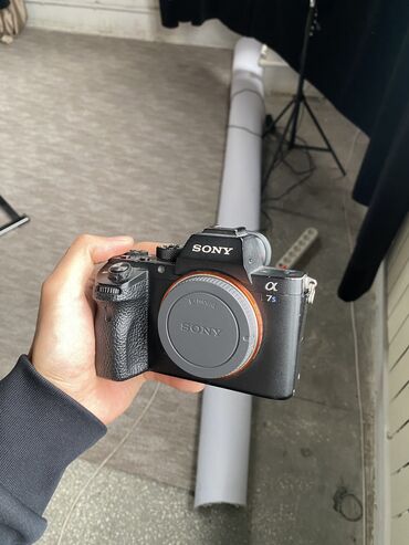fotoapparat sony a6300: Продаю Sony A7 Sii. Есть внешние потертости но на работу это никак не