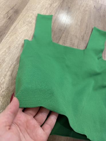 topdan geyim: Yaşıl trikotaj top - Model: qalın və enli qayışlı, kvadrat dekolte - — 3
