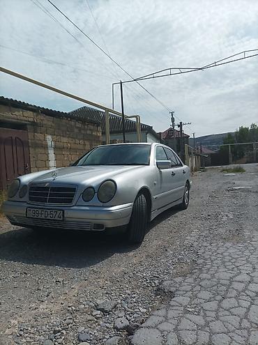 volkswagen polo 1: Mercedes-Benz E‑Class (W210) sedan – gümüş rəng. 1998 çi il 2.2 — 6