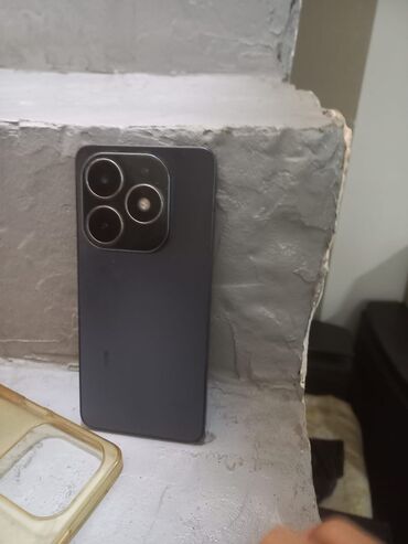 fleş: Məhsul: Smartfon - Arxa tərəf: Mat tünd boz korpus, kvadrat modulda 3