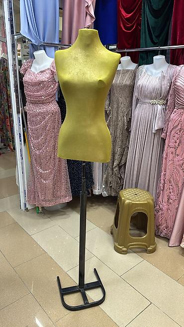 Manekenlər: Qadın, Məxmər, Qızıl — 1