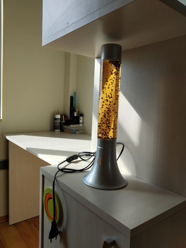 neft lampası: Декоративная лампа, переливаясь, освещает комнату. Действует