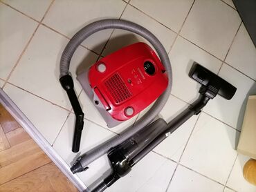 Klasični usisivači: Usisivač SAMSUNG 1600w na papirnu kesu kompletan dobar
 Mirjevo na lalafo.rs — 2 Klasični usisivači: Usisivač SAMSUNG 1600w na papirnu kesu kompletan dobar
 Mirjevo — 2