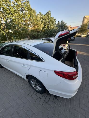 меняю дом на машину: Белый седан Hyundai Sonata с четырьмя дверями, легкосплавными дисками