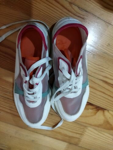 Women's Sneakers and athletic shoes: Qadın idman ayaqqabıları – hamısı yenidir. 36-37- 39 olculerdir. her — 12