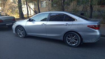 хорошие машины: Элегантный седан Toyota Camry серебристого цвета, отличающийся