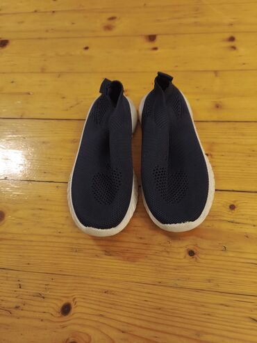 Ayaqqabılar: Qara rəngdə olan dəri kişi ayaqqabıları. Dəbli dizaynı ilə həm rəsmi — 17