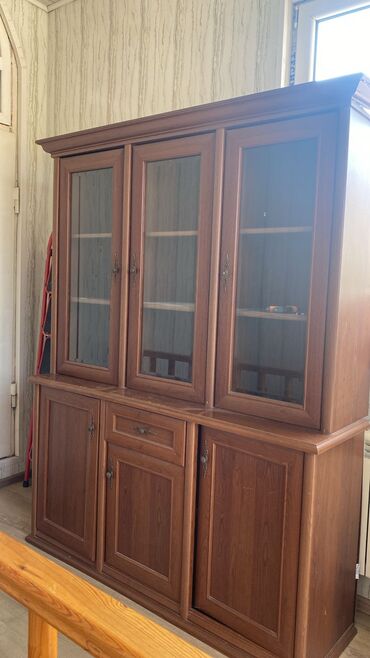 Dolablar: Açılan, 6 qapı Düz dolab, Qorka