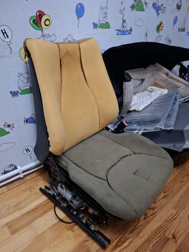 Oturacaqlar: Mercedes W220nin ön oturacaqları. Üzərində paduşkaları, blokları var — 7