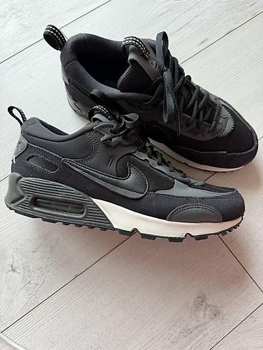 koji je ovo model patika: Nike unisex patike – crne -Velicina: 38. - Model sa vidljivim Air — 1