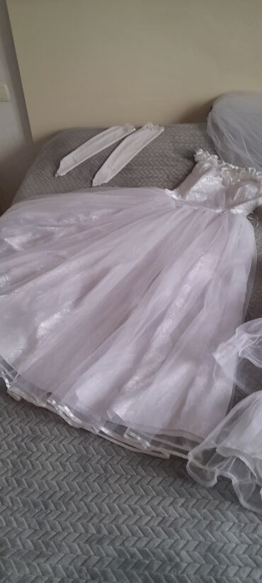 Свадебные платья и аксессуары: Продаю свадебное платье 44-46 размера с подьюбником с