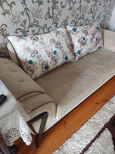 Bej rəngdə yumşaq oturacaqlı, modern dizaynlı divan. - Material