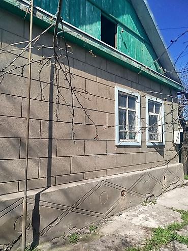 Продажа коттеджей и домов: Участок 4 сотки. Газ, вода, электричество. Дом 4 комнаты, баня. Район — 3