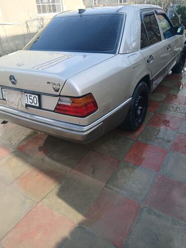 r18 mercedes: Mercedes-Benz E 200: 2 l | 1991 il Sedan