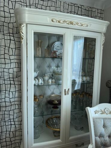 Masa və oturacaq dəstləri: Qonaq otağı üçün, Açılmayan, Dördbucaq masa — 8