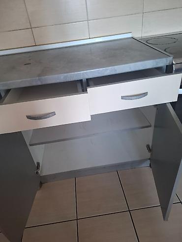 Kuhinjski nameštaj: Komplet kuhinja sa policom od poda do plafona i aspiratorom. - Ugaona — 11