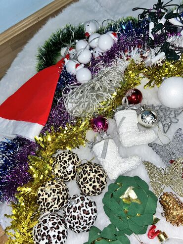 Yeni il oyuncaqları və bəzəkləri: Şəkildə gördüyünüz bütün yeni il oyuncaq və bəzəkləri hamısı birlikdə — 6
