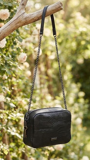 torba carlo colucci: Crna ženska crossbody torba sa efektem krokodilske teksture. - — 1